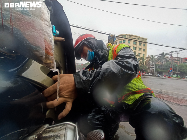 Ảnh: Mưa lớn suốt nhiều giờ, nhiều tuyến phố Hà Tĩnh ngập sâu trong nước - 6