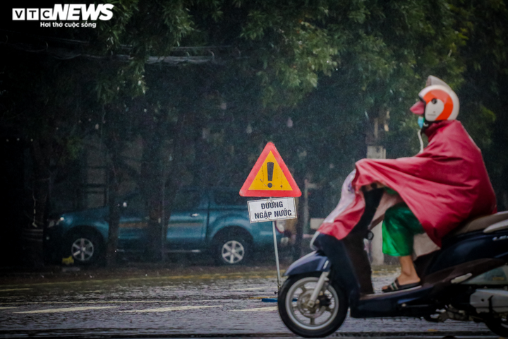 Ảnh: Mưa lớn suốt nhiều giờ, nhiều tuyến phố Hà Tĩnh ngập sâu trong nước - 8
