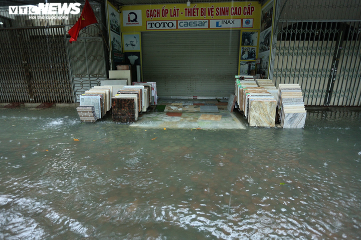 Ảnh: Mưa lớn suốt nhiều giờ, nhiều tuyến phố Hà Tĩnh ngập sâu trong nước - 7