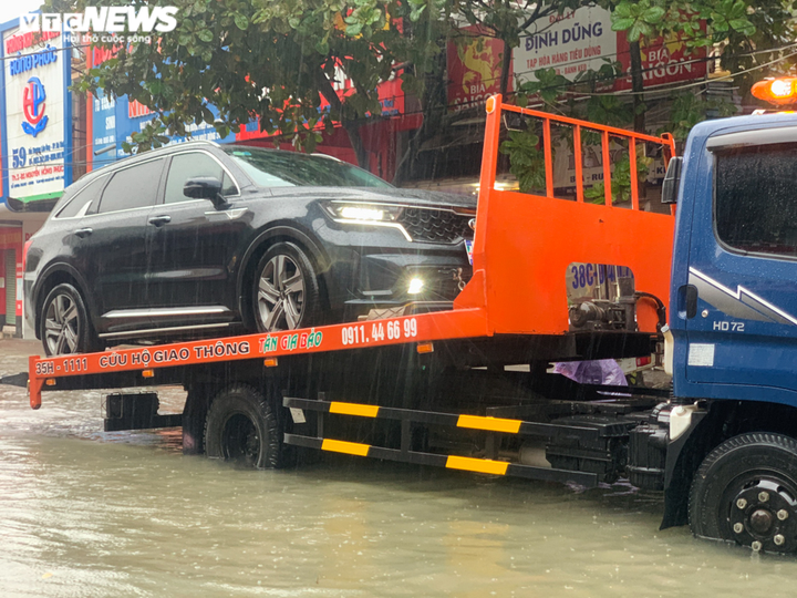 Ảnh: Mưa lớn suốt nhiều giờ, nhiều tuyến phố Hà Tĩnh ngập sâu trong nước - 10