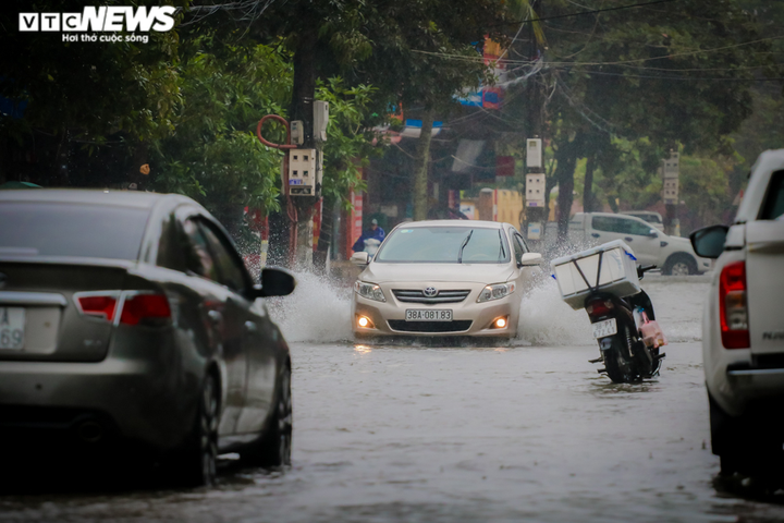 Ảnh: Mưa lớn suốt nhiều giờ, nhiều tuyến phố Hà Tĩnh ngập sâu trong nước - 4