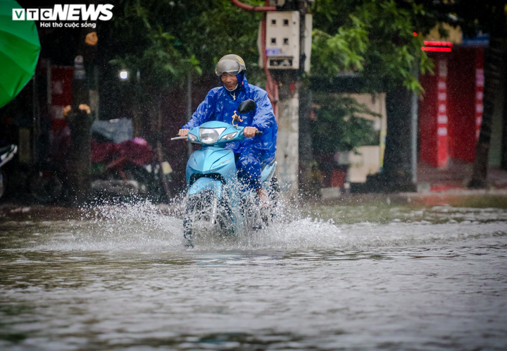 Ảnh: Mưa lớn suốt nhiều giờ, nhiều tuyến phố Hà Tĩnh ngập sâu trong nước - 9