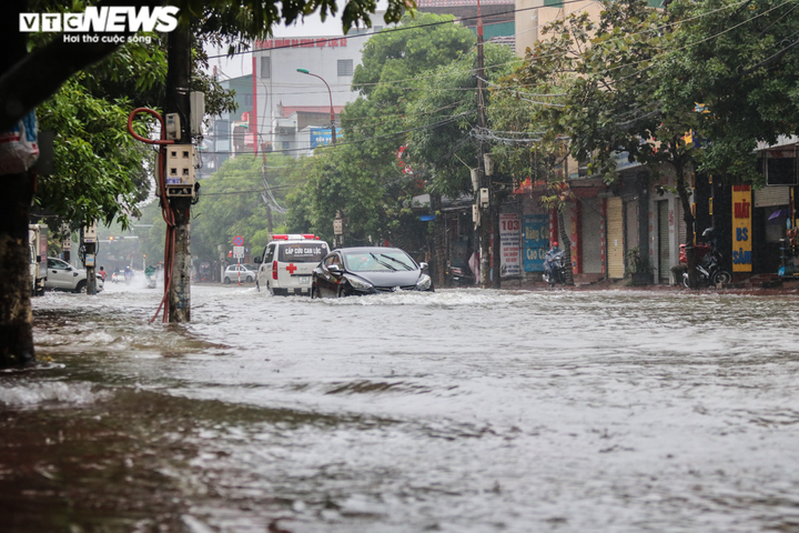 Ảnh: Mưa lớn suốt nhiều giờ, nhiều tuyến phố Hà Tĩnh ngập sâu trong nước - 2