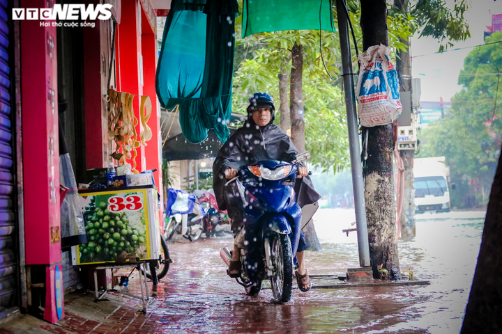 Ảnh: Mưa lớn suốt nhiều giờ, nhiều tuyến phố Hà Tĩnh ngập sâu trong nước - 11