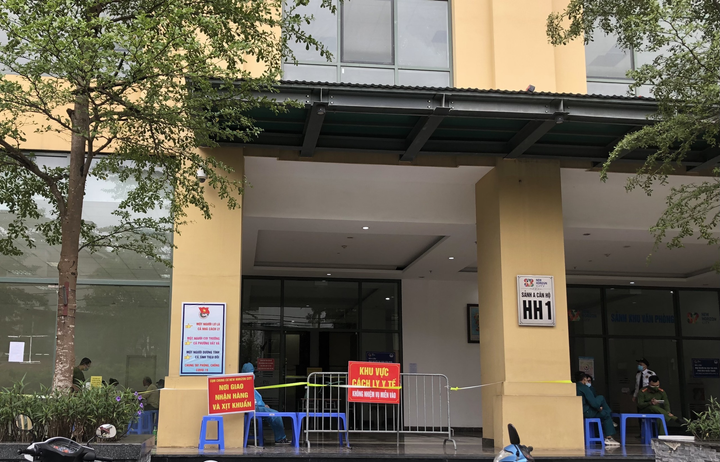 1 ca nghi mắc COVID-19, Hà Nội tạm phong tỏa chung cư hơn 1.000 dân - 1