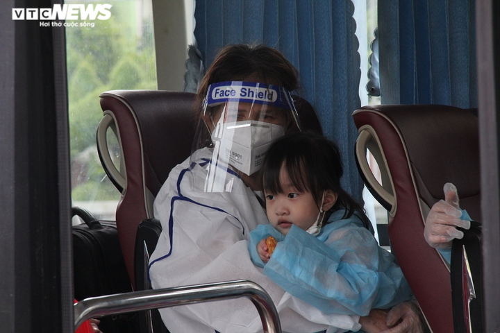 Ảnh: Quảng Ngãi đưa bà bầu, người già rời tâm dịch phía Nam về quê bằng máy bay - 7