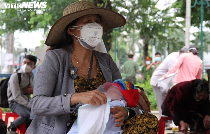 Ảnh: Quảng Ngãi đưa bà bầu, người già rời tâm dịch phía Nam về quê bằng máy bay - 4