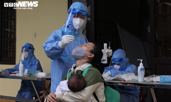 Ảnh: Quảng Ngãi đưa bà bầu, người già rời tâm dịch phía Nam về quê bằng máy bay - 6