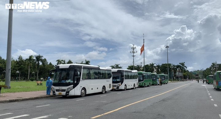 Ảnh: Quảng Ngãi đưa bà bầu, người già rời tâm dịch phía Nam về quê bằng máy bay - 3