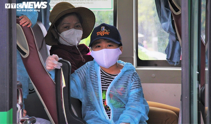 Ảnh: Quảng Ngãi đưa bà bầu, người già rời tâm dịch phía Nam về quê bằng máy bay - 8