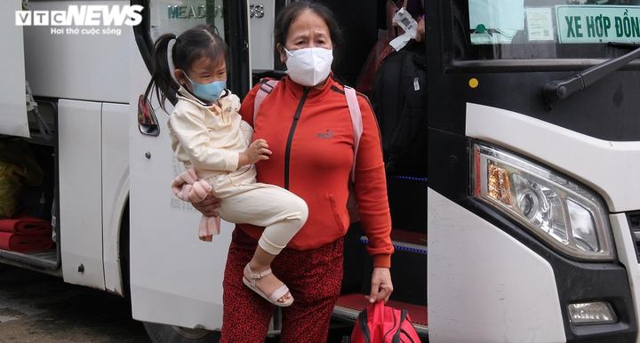 Ảnh: Quảng Ngãi đưa bà bầu, người già rời tâm dịch phía Nam về quê bằng máy bay - 2
