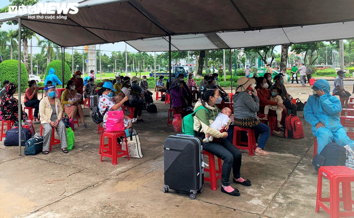 Ảnh: Quảng Ngãi đưa bà bầu, người già rời tâm dịch phía Nam về quê bằng máy bay - 5