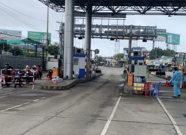 Kiểm soát đi lại ở miền Tây vẫn mỗi nơi một kiểu - 1