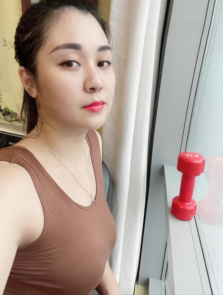 Vợ kém 12 tuổi của NSND Tự Long trẻ trung vì chăm thể dục - 5