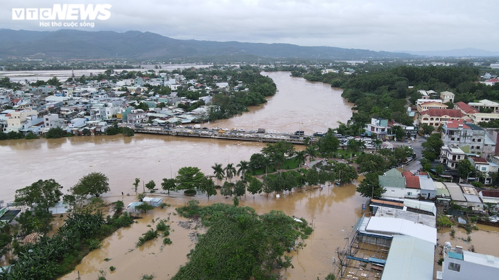Ảnh: Miền Trung-Tây Nguyên mưa như trút, nước ngập chia cắt nhiều tuyến đường - 1