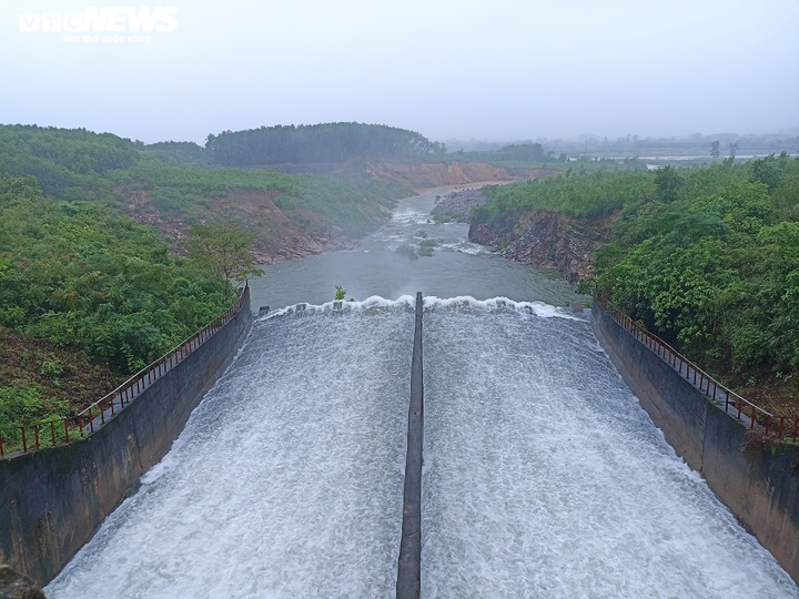 Ảnh: Nước dâng nhanh, người dân Hà Tĩnh giăng lưới bắt cá giữa đường - 11