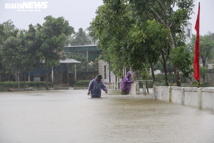 Ảnh: Nước dâng nhanh, người dân Hà Tĩnh giăng lưới bắt cá giữa đường - 1