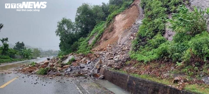 Mưa trắng trời, miền Trung - Tây Nguyên chìm trong biển nước, sạt lở chia cắt - 14