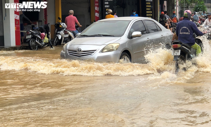 Mưa trắng trời, miền Trung - Tây Nguyên chìm trong biển nước, sạt lở chia cắt - 5