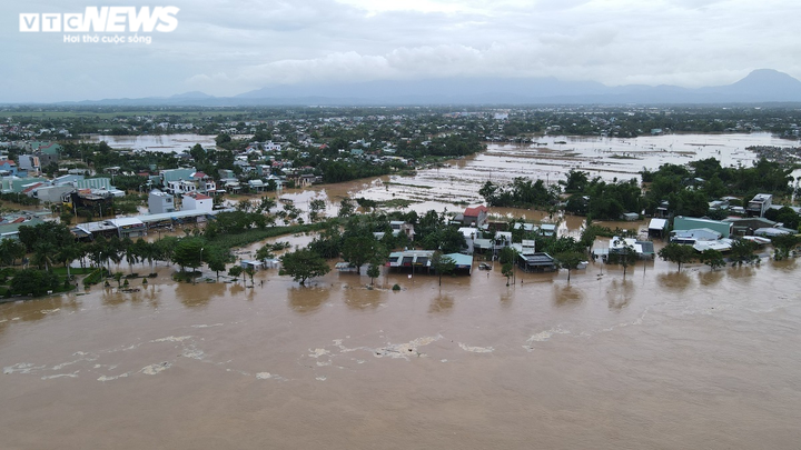 Ảnh: Miền Trung-Tây Nguyên mưa như trút, nước ngập chia cắt nhiều tuyến đường - 6