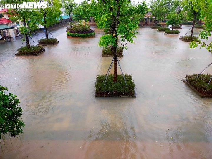 Mưa trắng trời, miền Trung - Tây Nguyên chìm trong biển nước, sạt lở chia cắt - 15