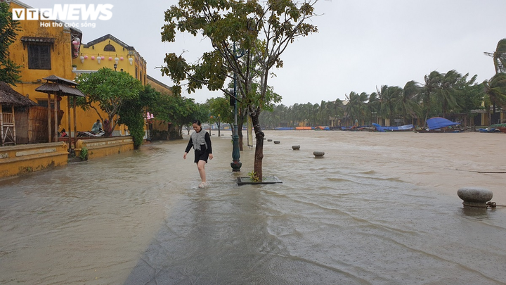 Ảnh: Mưa lớn gây sạt lở ở miền núi Quảng Nam, phố cổ Hội An mênh mông nước - 6