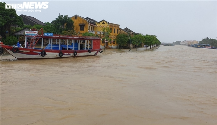 Mưa trắng trời, miền Trung - Tây Nguyên chìm trong biển nước, sạt lở chia cắt - 6