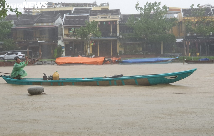 Ảnh: Mưa lớn gây sạt lở ở miền núi Quảng Nam, phố cổ Hội An mênh mông nước - 10