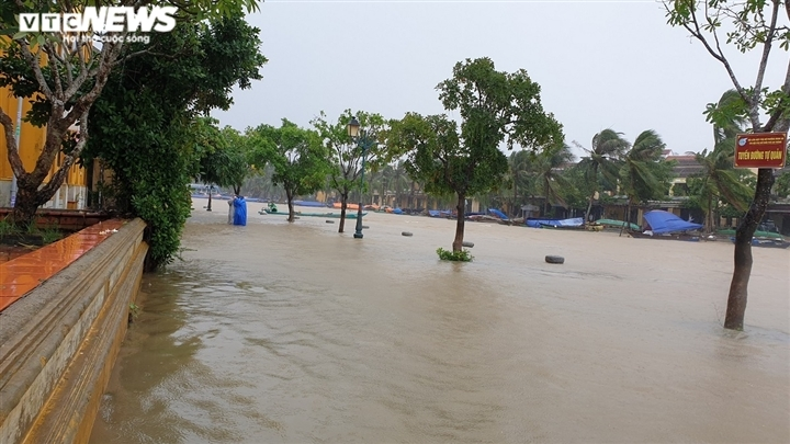 Mưa trắng trời, miền Trung - Tây Nguyên chìm trong biển nước, sạt lở chia cắt - 7