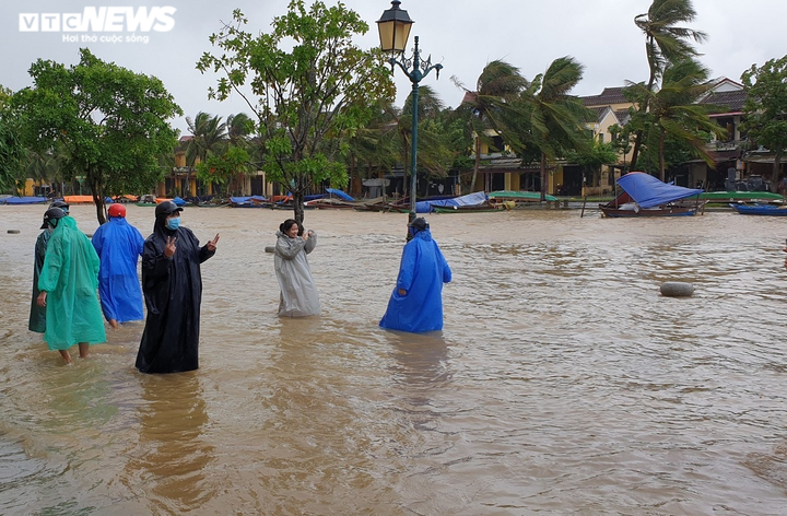 Ảnh: Mưa lớn gây sạt lở ở miền núi Quảng Nam, phố cổ Hội An mênh mông nước - 9