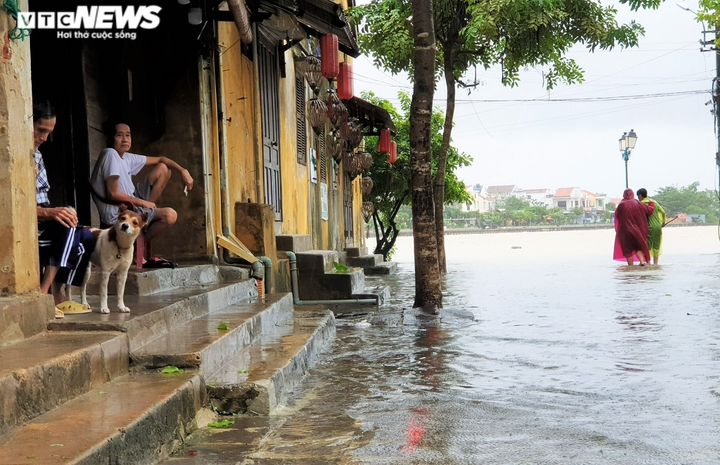 Ảnh: Mưa lớn gây sạt lở ở miền núi Quảng Nam, phố cổ Hội An mênh mông nước - 8