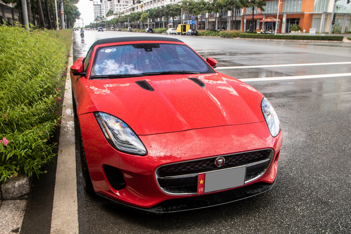 Chiếc Jaguar F-Type mui trần hàng hiếm xuất hiện tại TP.HCM - 3