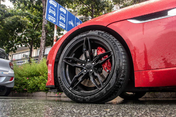 Chiếc Jaguar F-Type mui trần hàng hiếm xuất hiện tại TP.HCM - 5