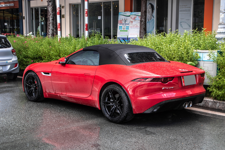 Chiếc Jaguar F-Type mui trần hàng hiếm xuất hiện tại TP.HCM - 7