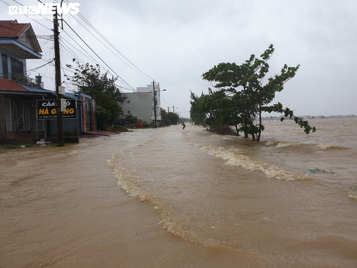 Mưa trắng trời, miền Trung - Tây Nguyên chìm trong biển nước, sạt lở chia cắt - 13