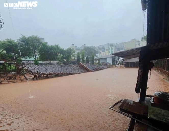 Mưa trắng trời, miền Trung - Tây Nguyên chìm trong biển nước, sạt lở chia cắt - 8