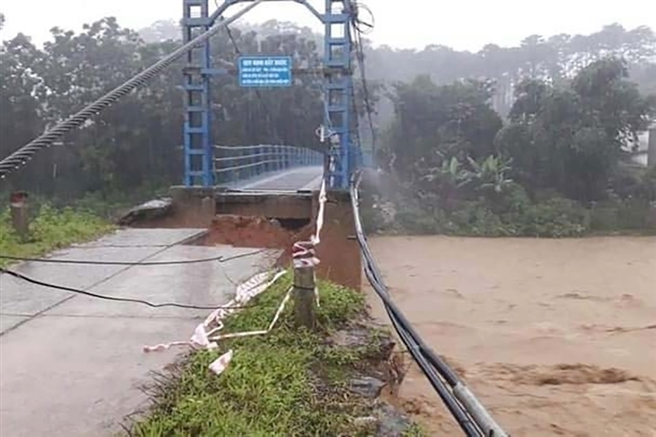 Ảnh: Miền Trung-Tây Nguyên mưa như trút, nước ngập chia cắt nhiều tuyến đường - 4