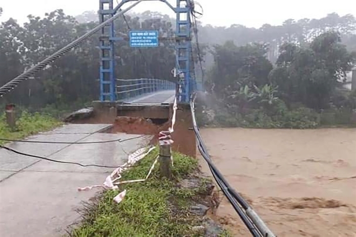 Mưa trắng trời, miền Trung - Tây Nguyên chìm trong biển nước, sạt lở chia cắt - 10