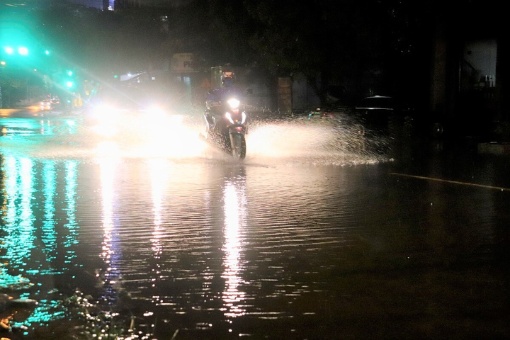 Ảnh: Nước sông lên nhanh, người Quảng Bình chạy lũ trong đêm - 1