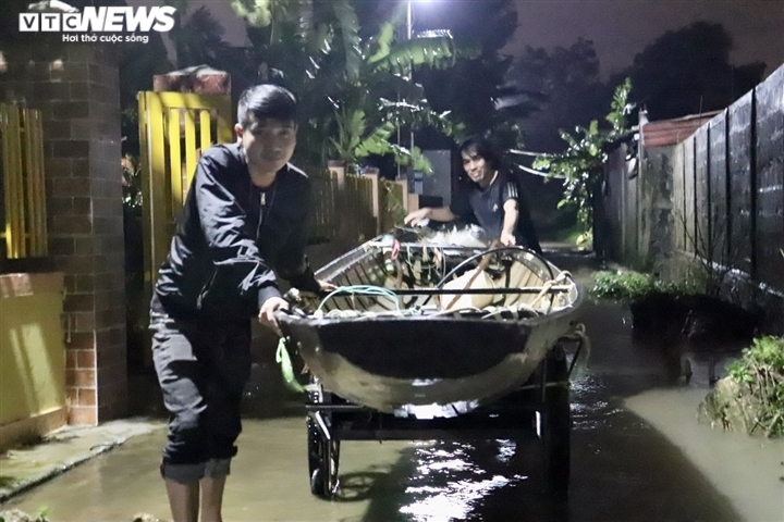 Ảnh: Miền Trung-Tây Nguyên mưa như trút, nước ngập chia cắt nhiều tuyến đường - 9