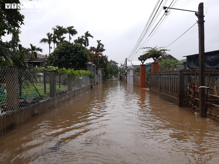 Ảnh: Mưa lớn ở Huế, nước ngập quốc lộ, dân chèo thuyền trên đường - 3