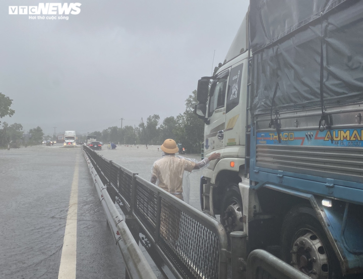 Ảnh: Mưa lớn ở Huế, nước ngập quốc lộ, dân chèo thuyền trên đường - 7