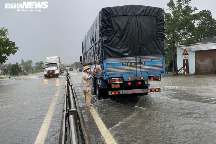 Ảnh: Mưa lớn ở Huế, nước ngập quốc lộ, dân chèo thuyền trên đường - 9