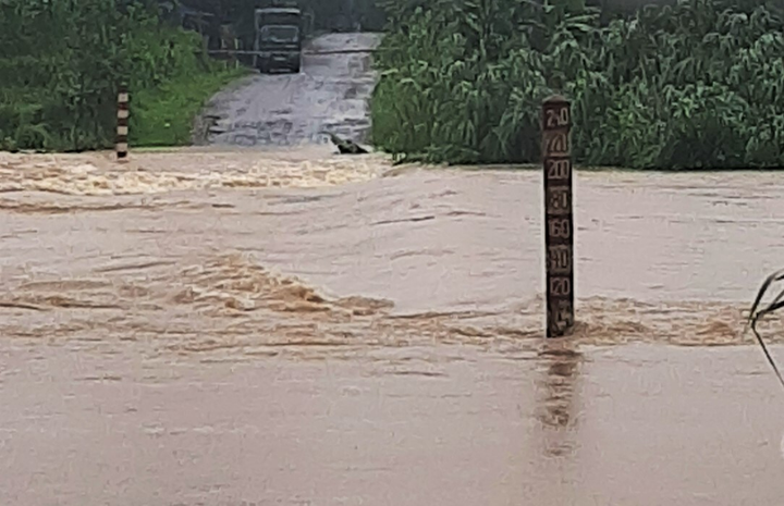 Ảnh: Mưa lớn gây sạt lở ở miền núi Quảng Nam, phố cổ Hội An mênh mông nước - 4