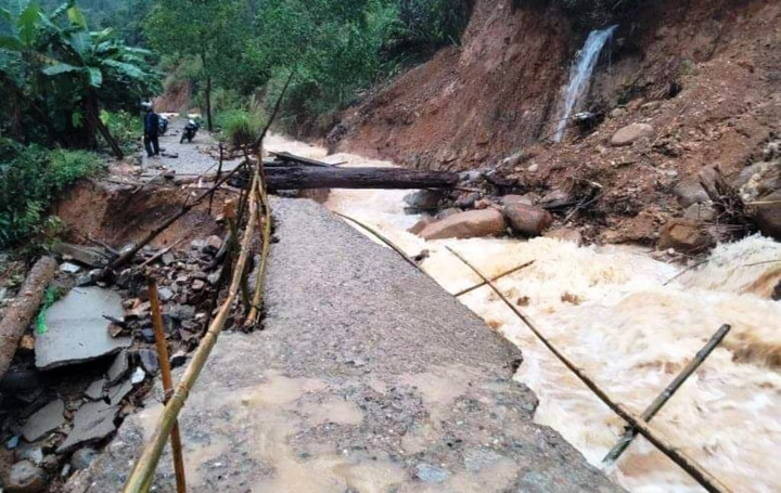 Ảnh: Mưa lớn gây sạt lở ở miền núi Quảng Nam, phố cổ Hội An mênh mông nước - 3