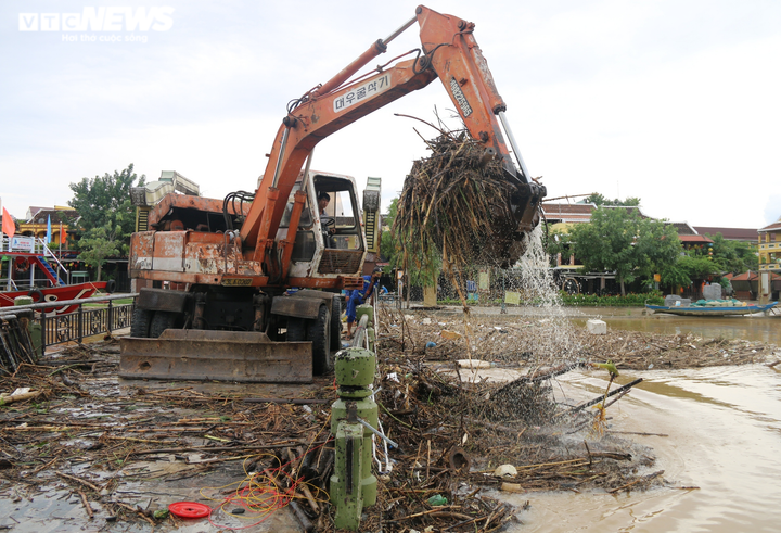 Ảnh: Người phố cổ Hội An tất bật dọn rác thải, bùn lầy sau lũ - 2