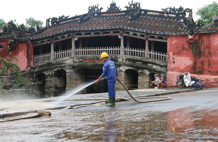 Ảnh: Người phố cổ Hội An tất bật dọn rác thải, bùn lầy sau lũ - 10