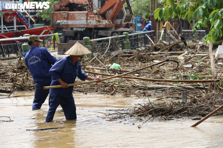 Ảnh: Người phố cổ Hội An tất bật dọn rác thải, bùn lầy sau lũ - 3