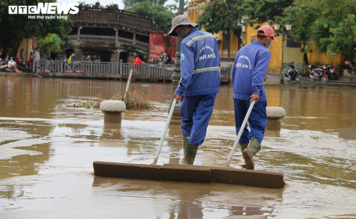 Ảnh: Người phố cổ Hội An tất bật dọn rác thải, bùn lầy sau lũ - 7