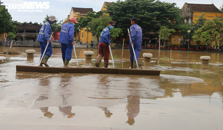 Ảnh: Người phố cổ Hội An tất bật dọn rác thải, bùn lầy sau lũ - 5